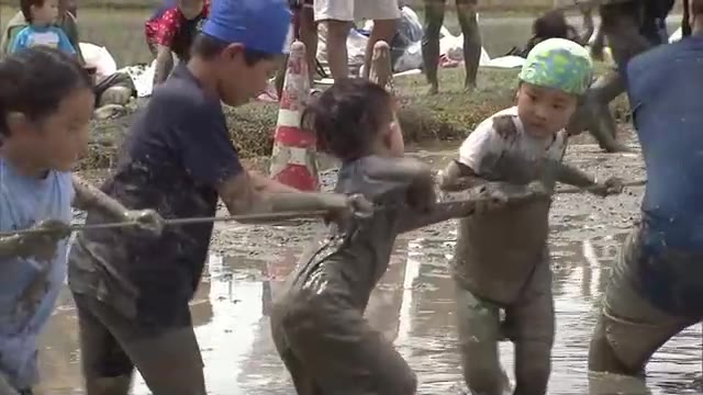 思い切り泥んこに！　そりに綱引き…田んぼで運動会　園児の親子約１００人が参加【岡山・瀬戸内市】