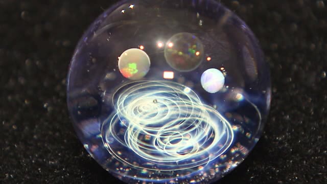 リアルなスプレーアート×神秘的なガラス玉…「二人のアーティスト展」　11月28日まで【香川・高松市】