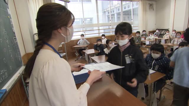 さあ春休み♪　岡山県内の多くの公立小中学校で修了式　通知表を受け取って…【岡山】