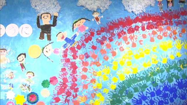 みんなの“手”で大きな『虹』…３年ぶりの絵画展開催 保育園児らが