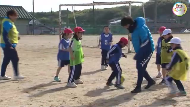 岡山湯郷ベルの選手が津山市の小学１～３年生を対象にサッカー教室　ミニゲームで楽しくプレー【岡山】