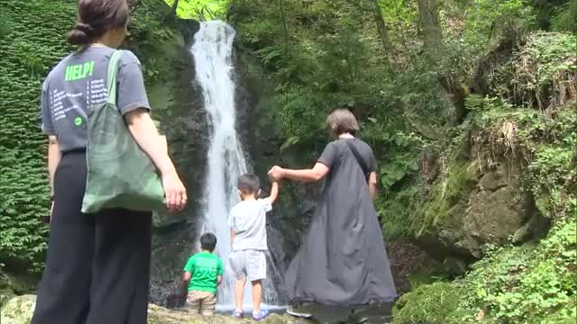 酷暑忘れる納涼スポット…津山市の横野滝にぎわう　名物のそうめん流しも大人気【岡山】