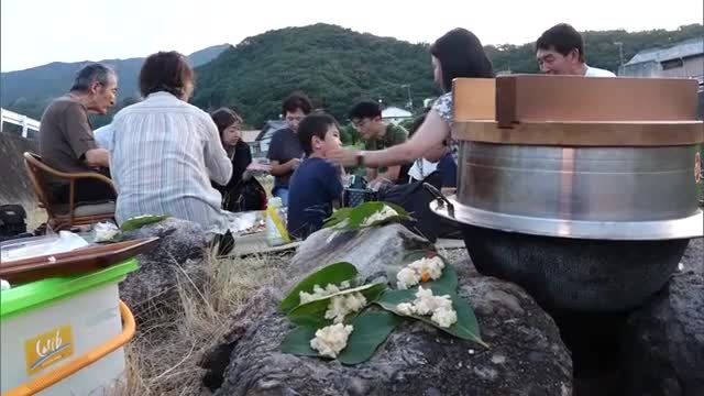 早朝の河原で五目めし食べ無縁仏を供養…小豆島の盆の伝統行事「川めし」【香川】