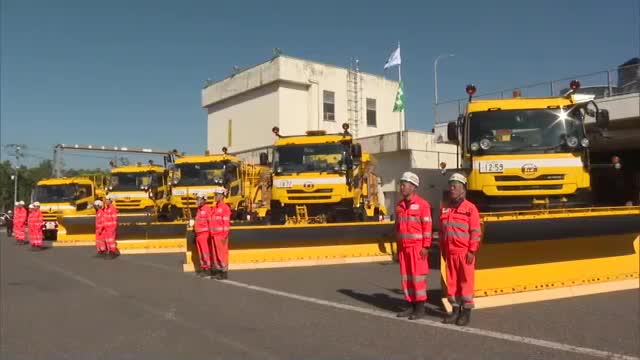 冬場の高速道路の除雪や凍結防止に活躍　雪のシーズンを前に雪氷作業車出発式【岡山・津山市】